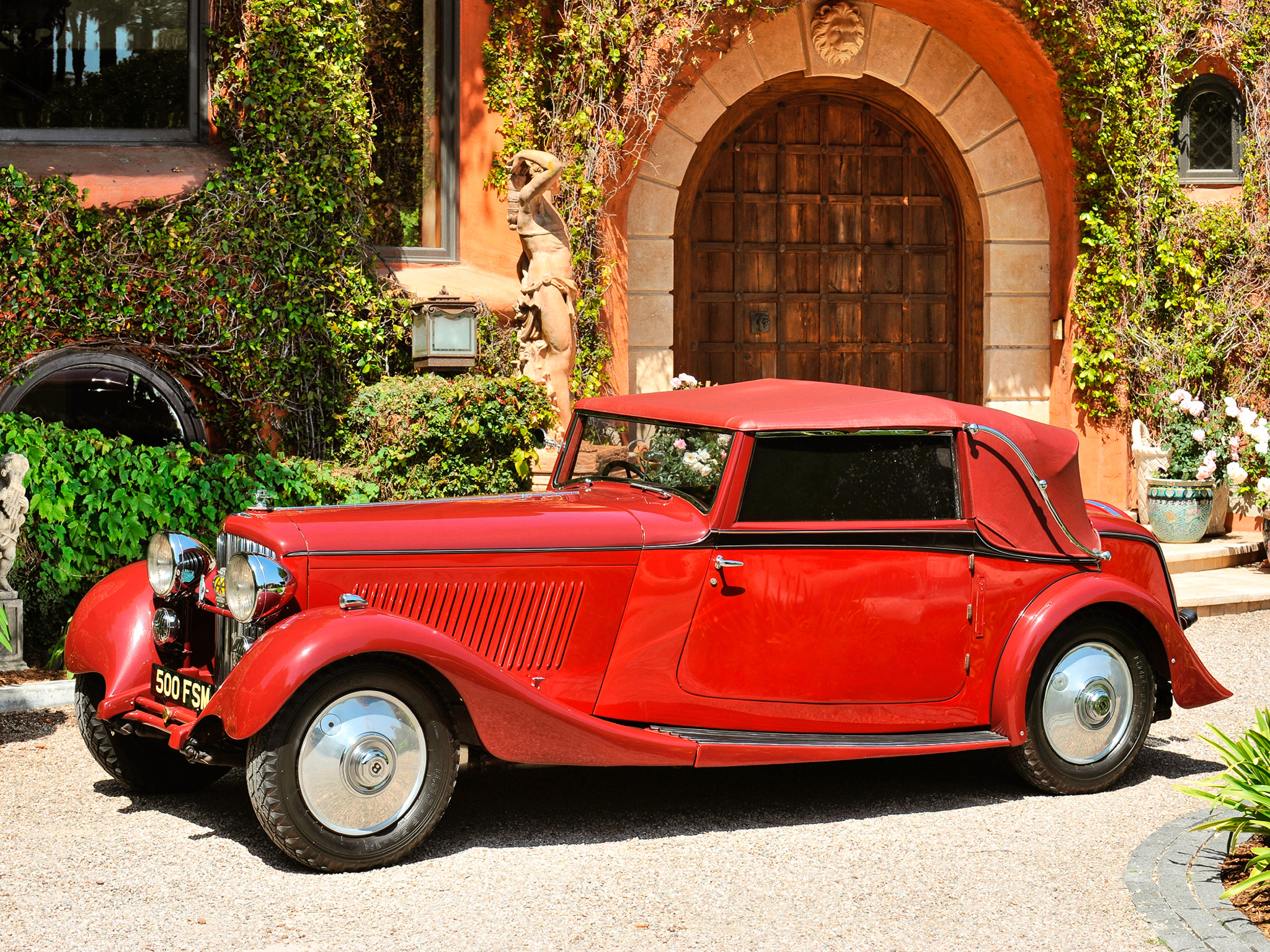 Машины старше. Bentley 1934. Bentley Coupe 1934. Bentley Derby Coupe 1934. Ретро Астон Мартин красный.