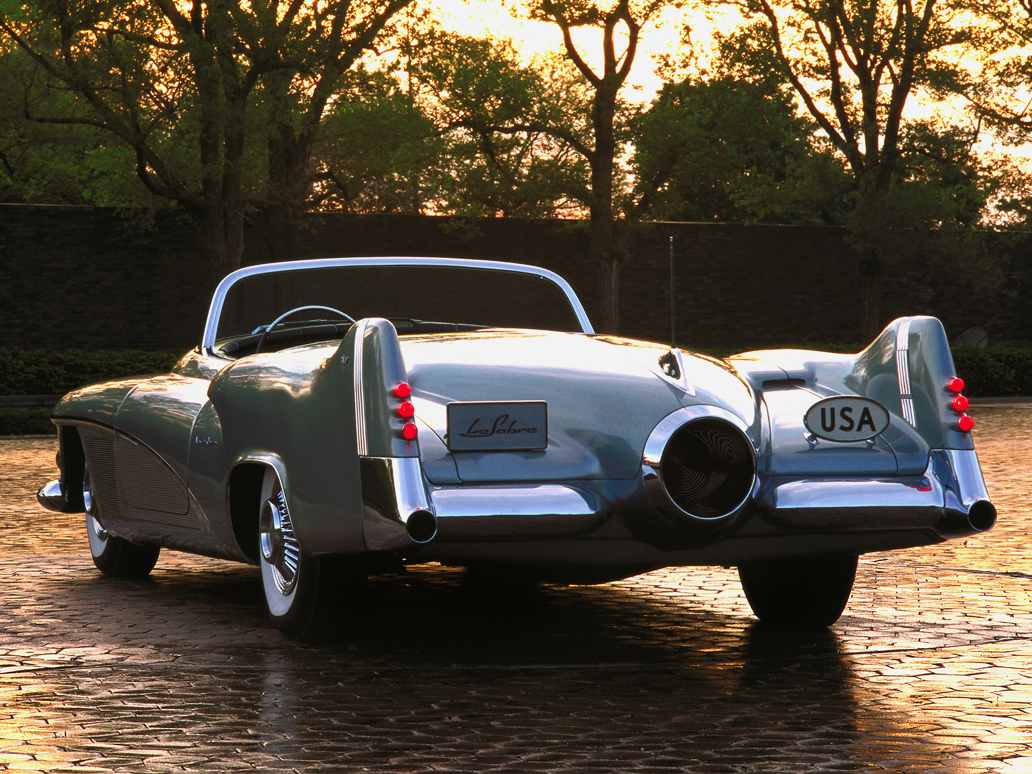 Пятидесяти машинами. Buick le Sabre 1951. 1951 Buick lesabre Concept. GM lesabre 1951 года. Дженерал Моторс 1950.