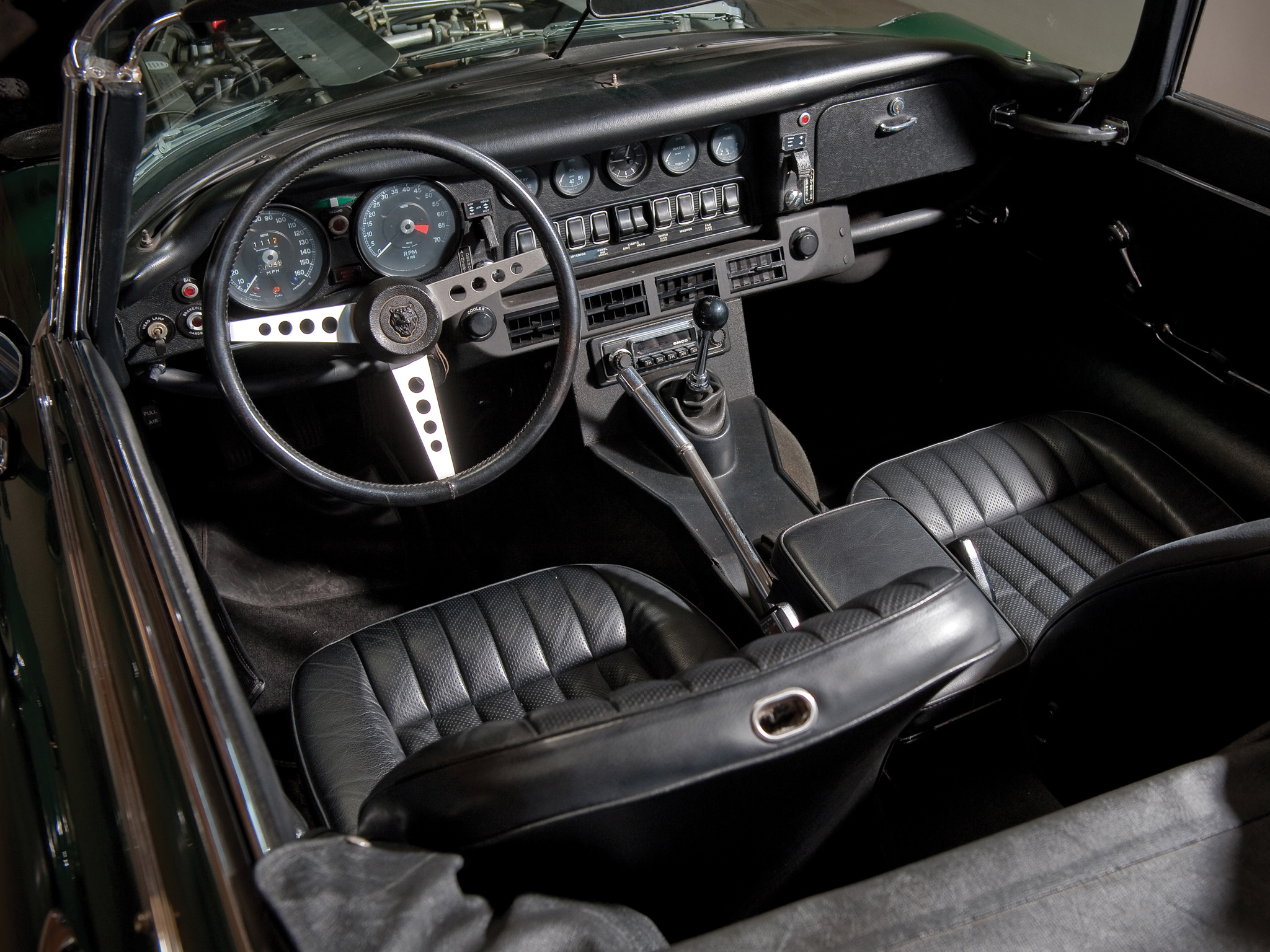 Е туре 90. Jaguar e-Type v12 Interior. Jaguar e Type 1970 салон. Jaguar e-Type 1971. Ягуар е тайп 1961 салон.