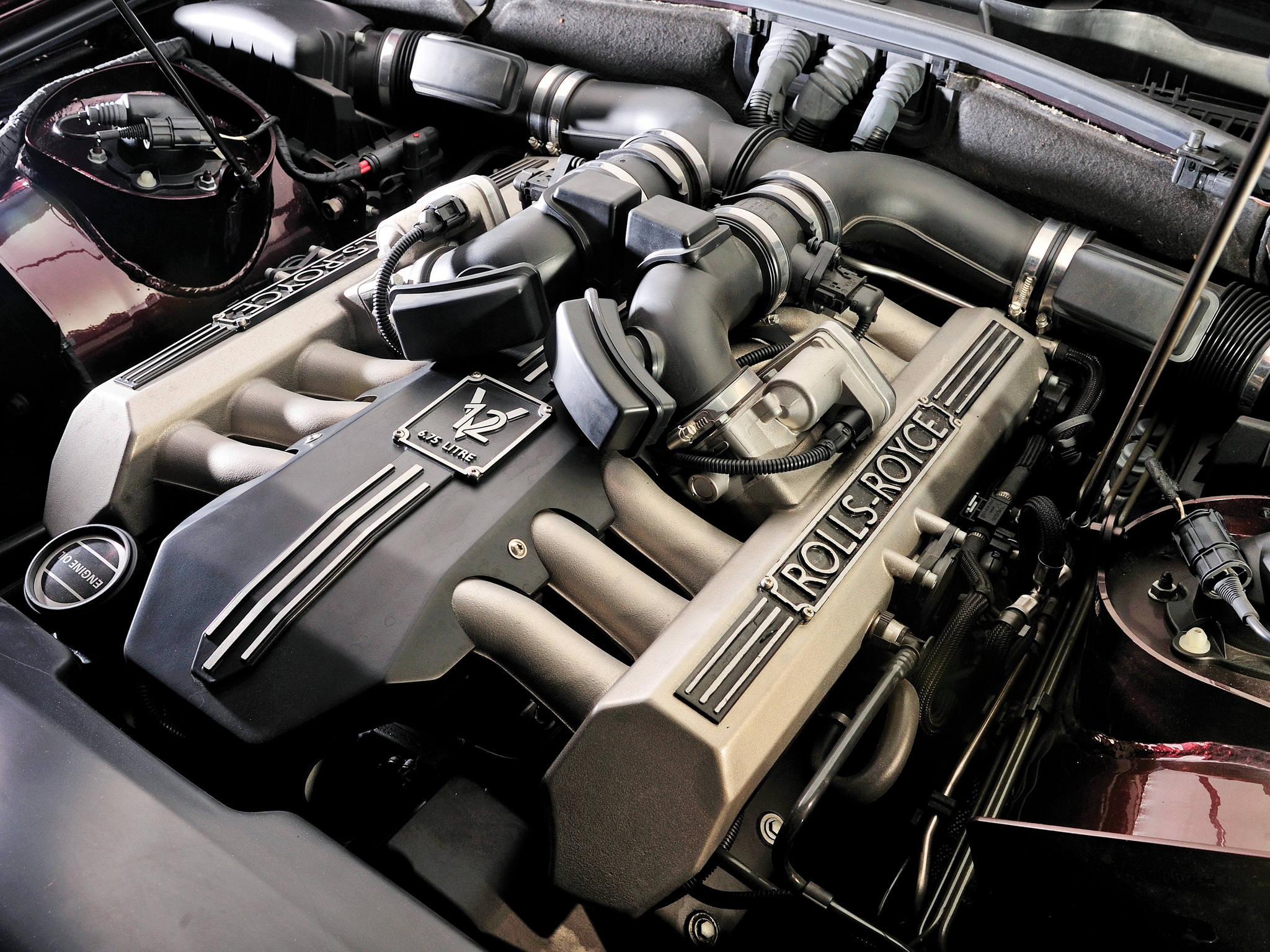 Какие двигателя комплектовались. Двигатель Rolls-Royce v12. Мотор Роллс Ройс v12. Rolls Royce Phantom мотор. Rolls Royce v12.